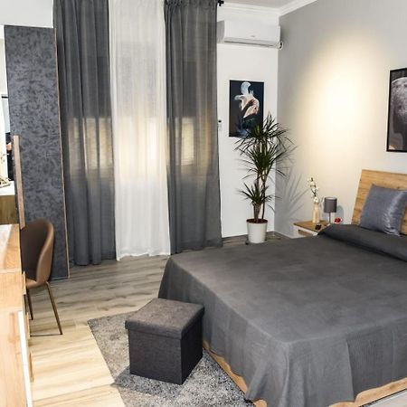 La Via Di Mezzo Apartment Catania Bagian luar foto