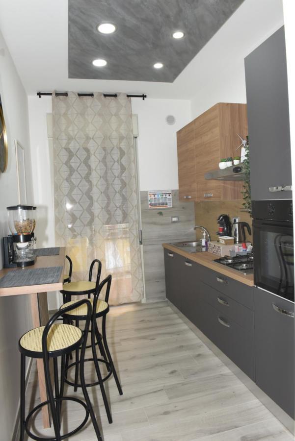 La Via Di Mezzo Apartment Catania Bagian luar foto