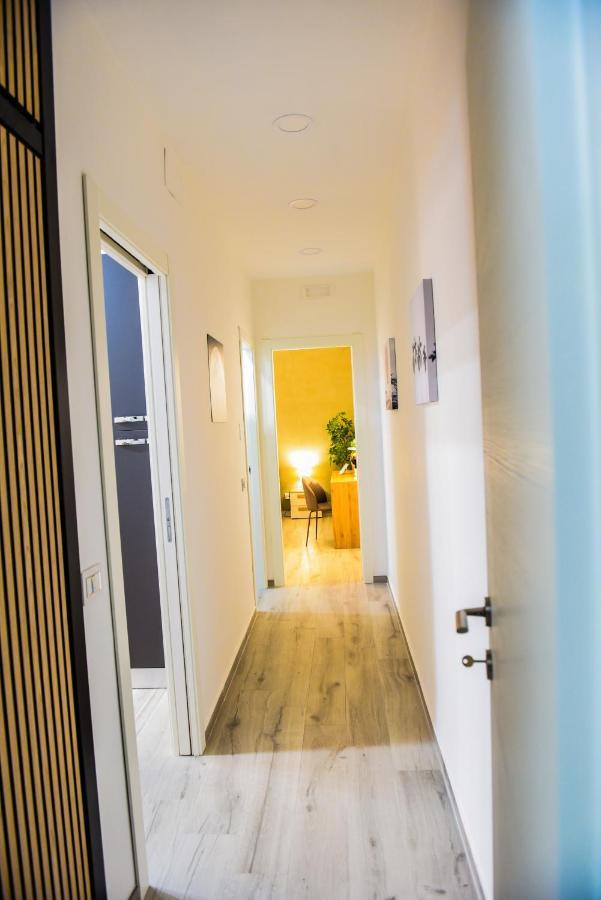La Via Di Mezzo Apartment Catania Bagian luar foto