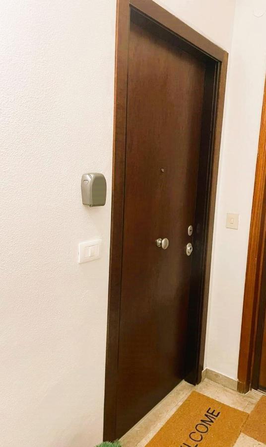 La Via Di Mezzo Apartment Catania Bagian luar foto