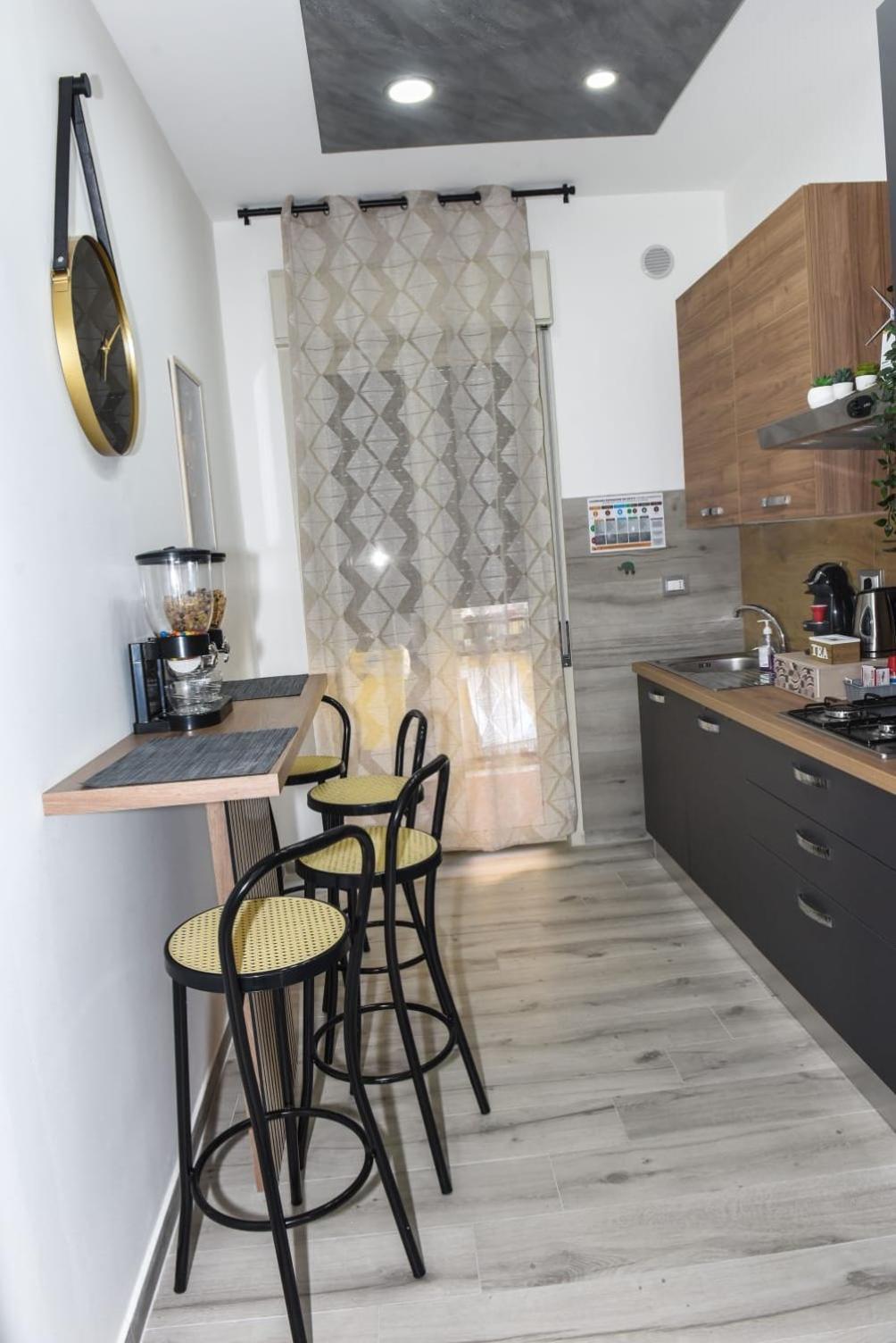La Via Di Mezzo Apartment Catania Bagian luar foto
