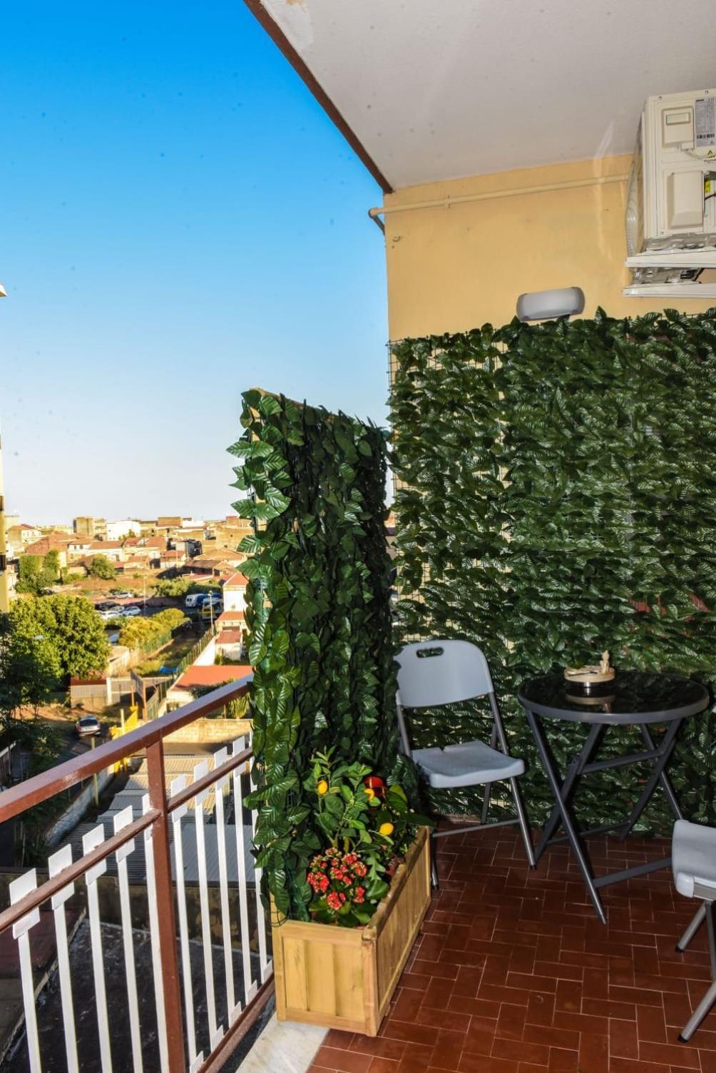 La Via Di Mezzo Apartment Catania Bagian luar foto