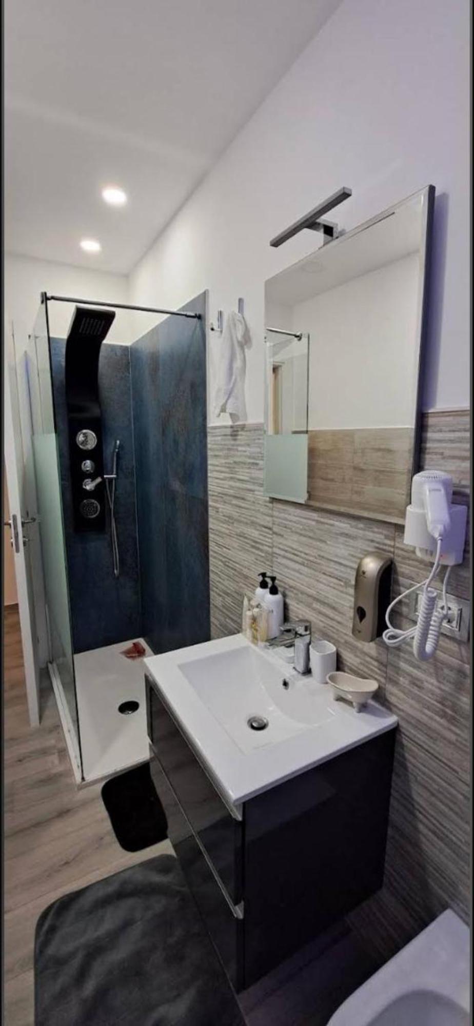 La Via Di Mezzo Apartment Catania Bagian luar foto