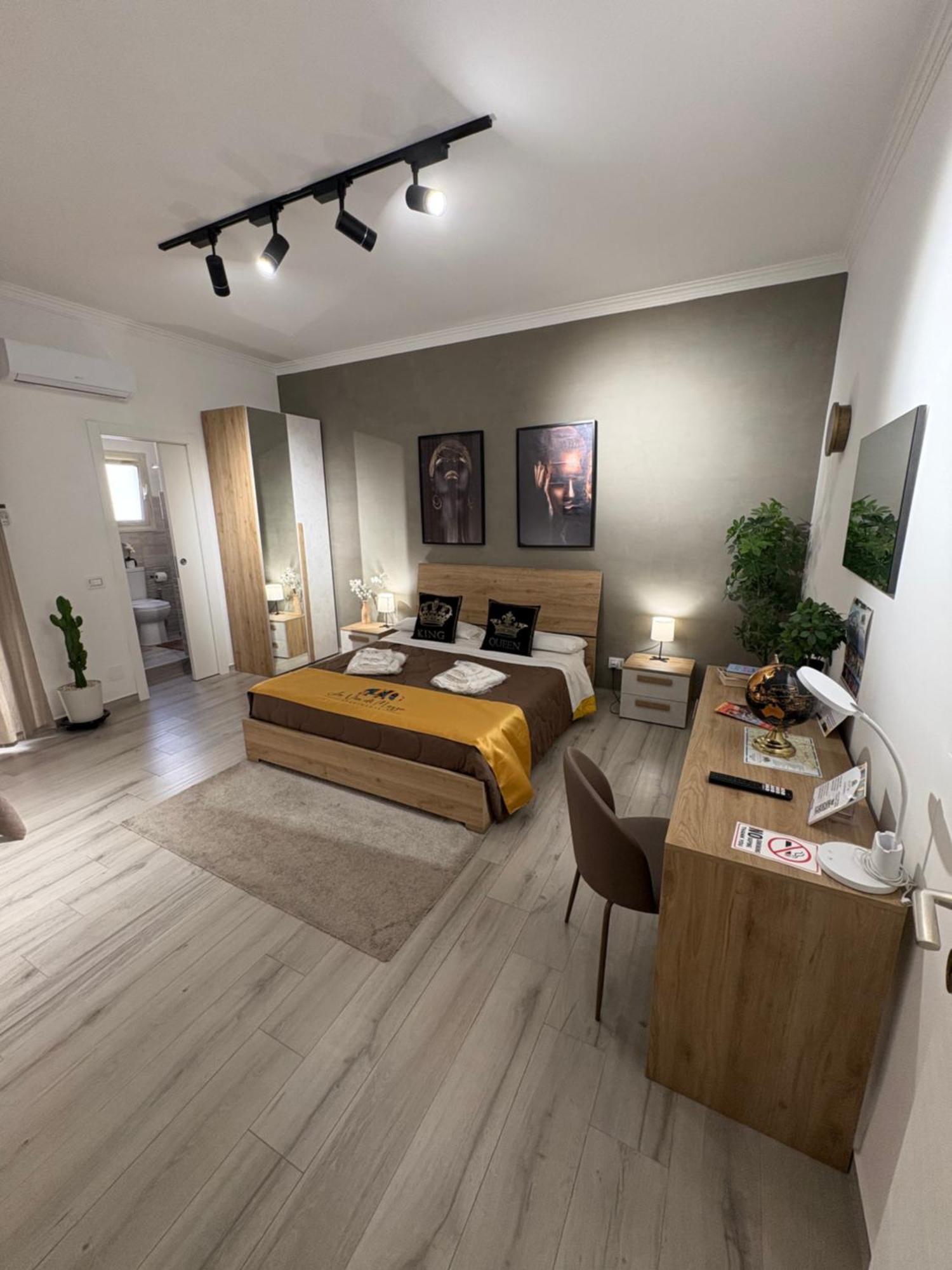 La Via Di Mezzo Apartment Catania Bagian luar foto